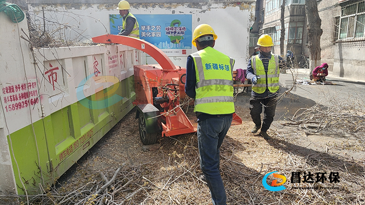 新疆烏魯木齊市客戶使用現場，園林綠化專業樹枝粉碎機，主要是處理小區綠化修剪后的樹枝！